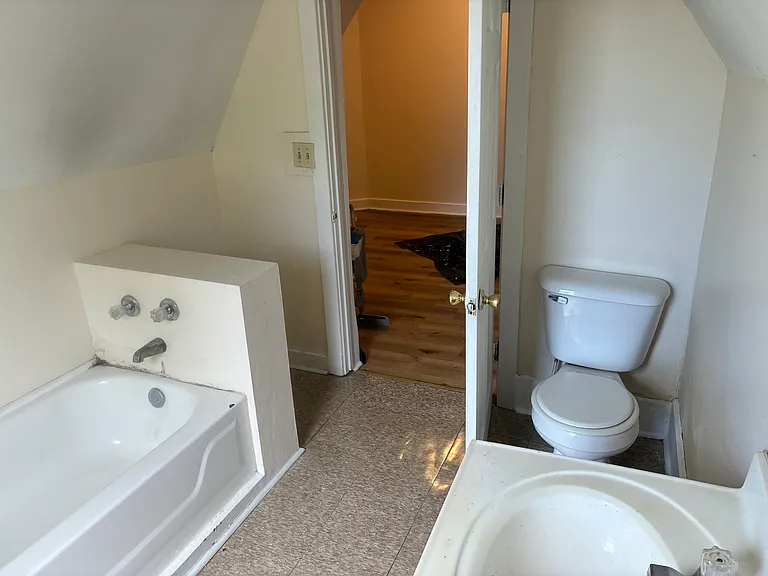 Full upstairs bathroom