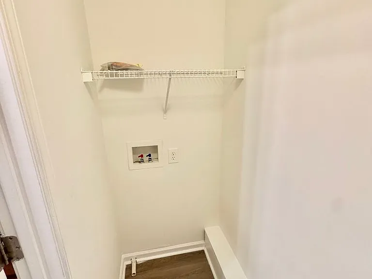 Lakeview Apartments — Photo 14