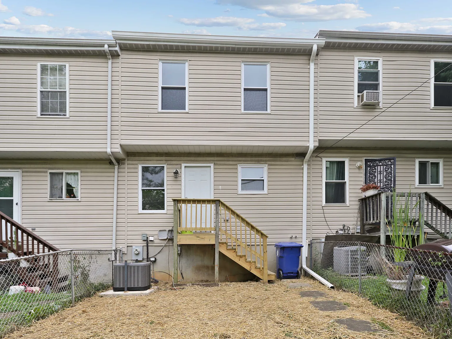 3 bed, 2.5 bath, $2,100 — Photo 2