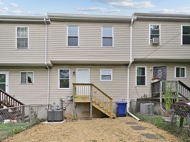 1205 Wilcox St — Photo 2