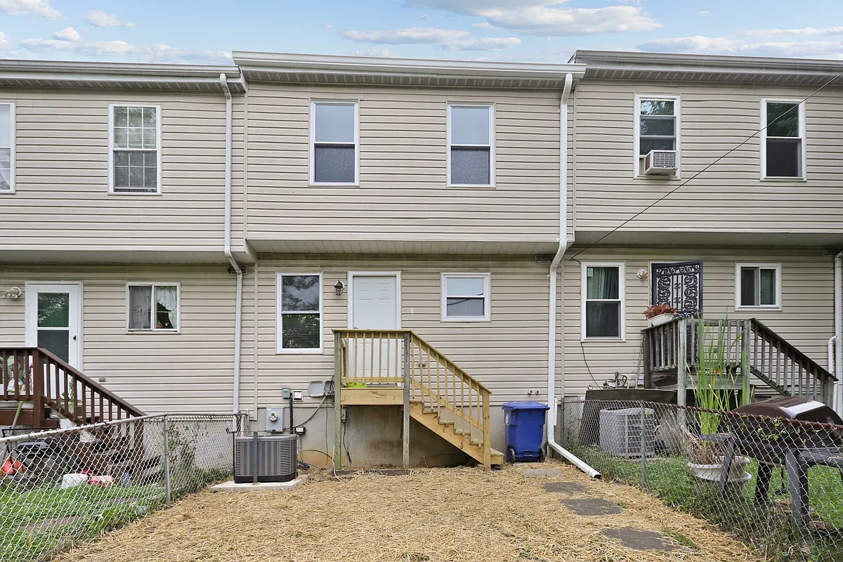Building Photo - 1205 Wilcox St