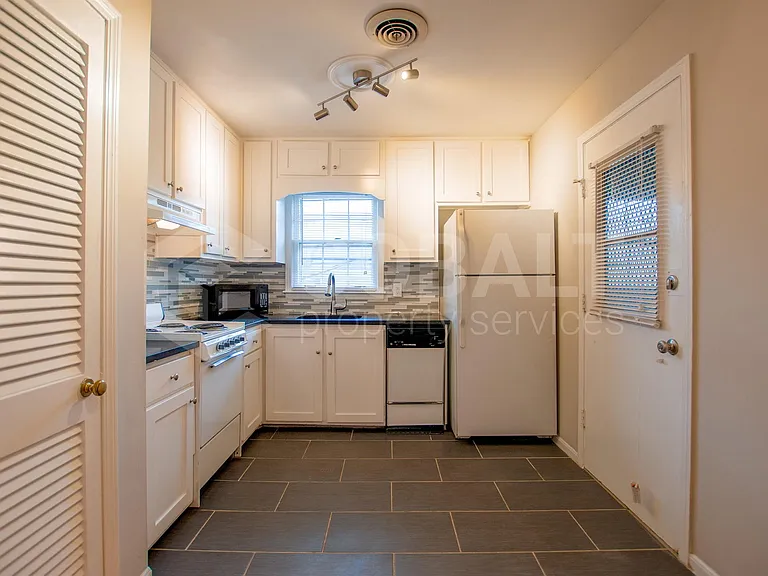 3607 Roxboro Rd NE #8 — Photo 2