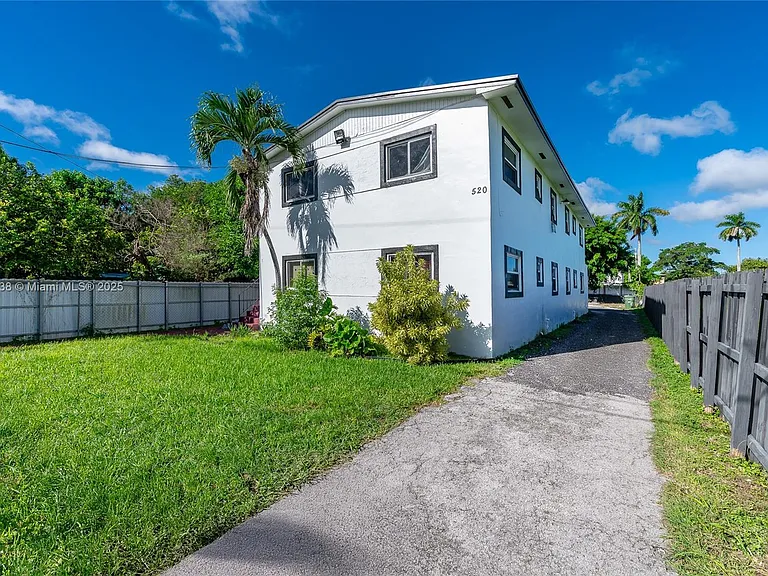 520 SW Krome Ter #1 — Photo 3