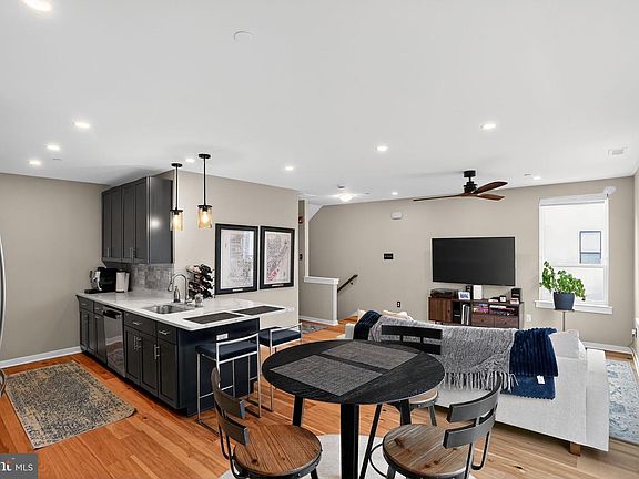 2nd image of 912 Riverplace Dr #M