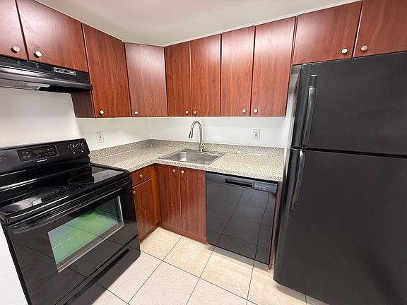 5th image of 901 Pine Dr APT 6