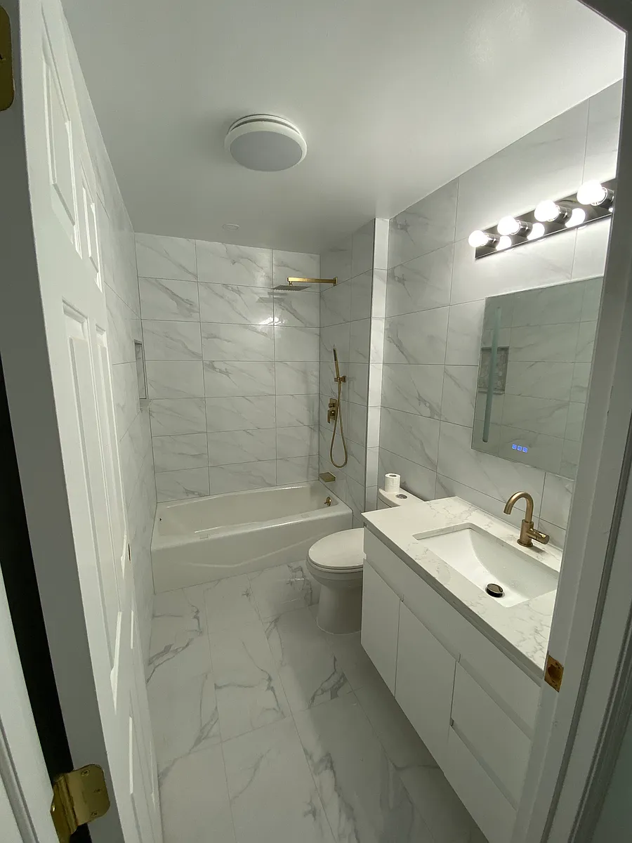 Building Photo - 136 W Cedar St #7