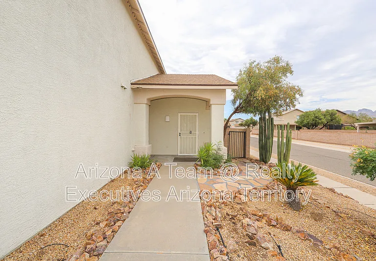2416 W Chris Oliver Way — Photo 2