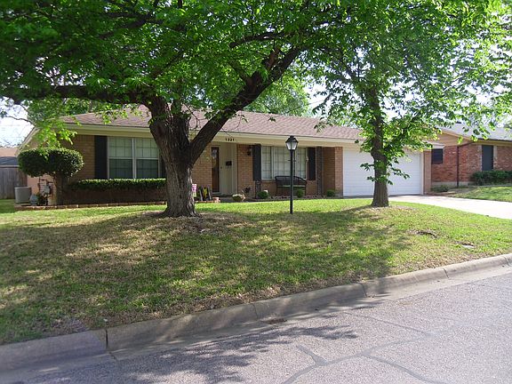 3rd image of 1321 Lyric Dr