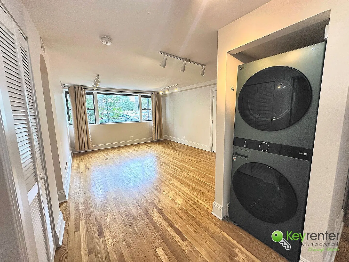 Lakefront Living in East Rogers Park! — Photo 3