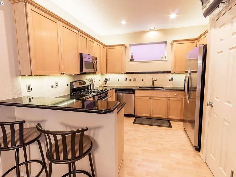 1060 SE Portlandia Ave — Photo 4