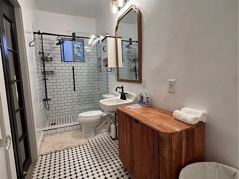 323 W 18th St #323 — Photo 29