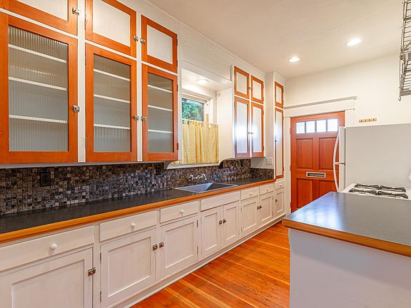 5th image of 627 Comstock St #1