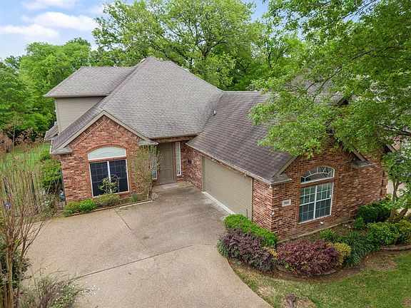 5th image of 702 Village Green Dr