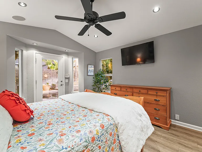 Montara Dr — Photo 14