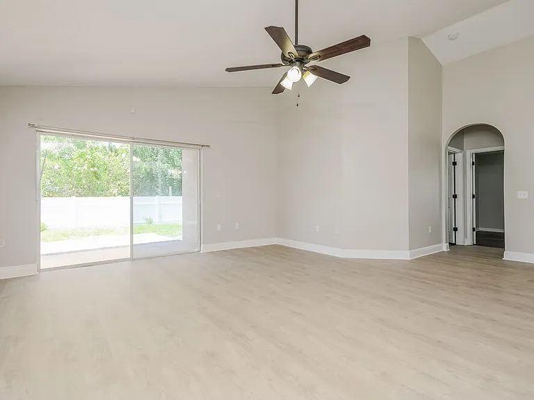 1320 Creekview Ct — Photo 3
