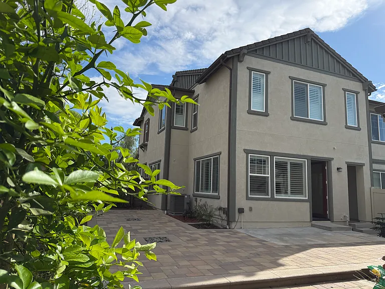 Eucalyptus Ave — Photo 19