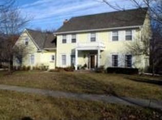 112 Camelot Ln, Libertyville, IL 60048