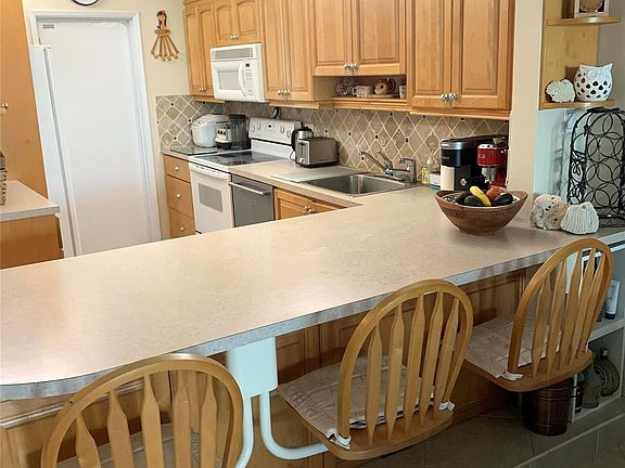 3rd image of 2731 NE 14th Street Causeway #307