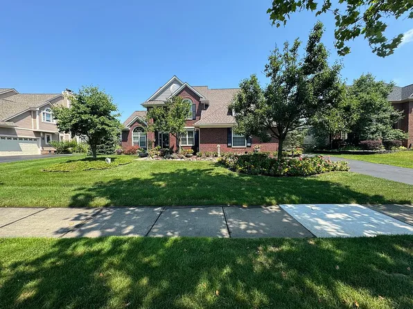 45823 Bristol Cir, Novi, MI 48377