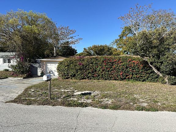 2nd image of 7621 Ilex Dr