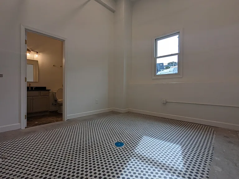 305 6th St #301 — Photo 10