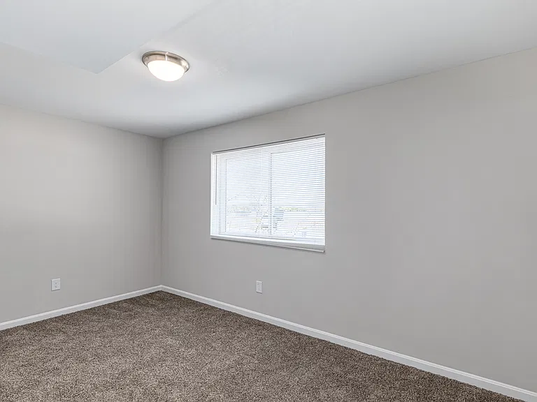 Regency Court Apartments — Photo 34