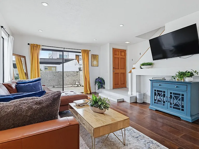 2680 N Lake Ave #8 — Photo 3