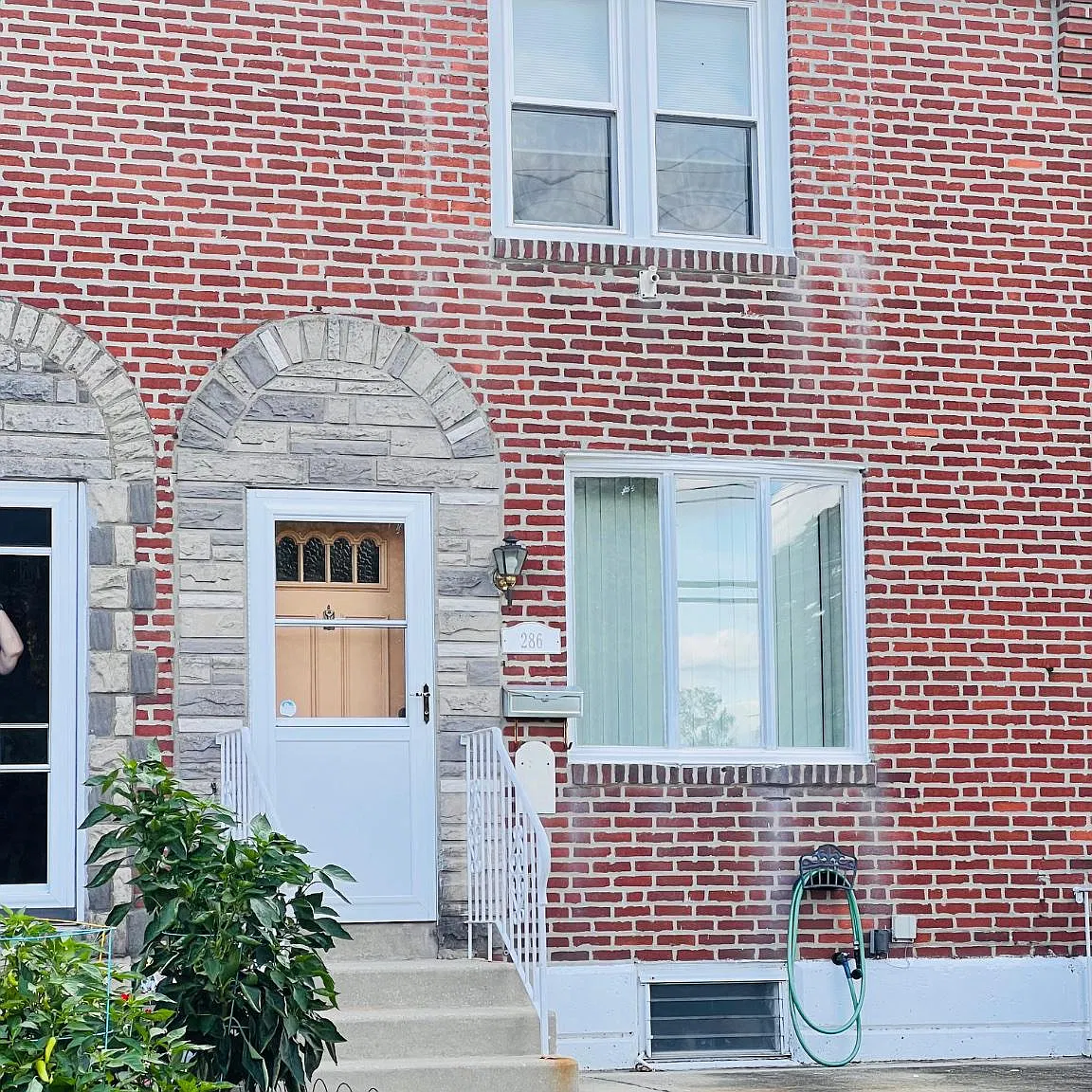 3 bed, 1.0 bath, 1152 sqft, $2,100 — Photo 1