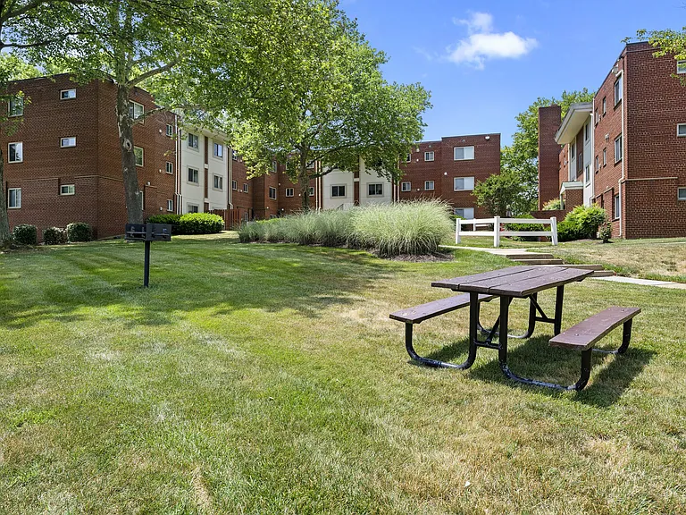 Bren Mar Apartments — Photo 6