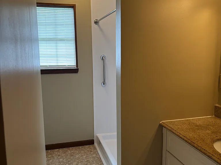 2566 Railroad St — Photo 16