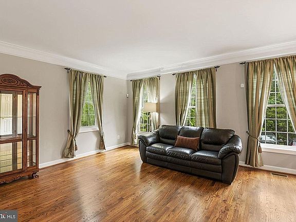 3rd image of 3822 Elmwood Towne Way