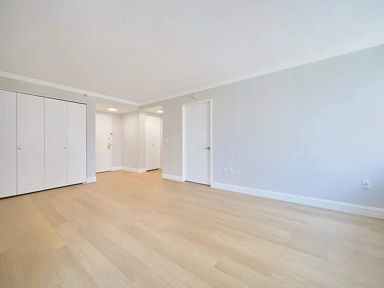 160 Riverside Blvd #8D — Photo 11