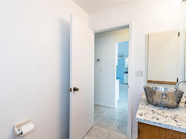 838 Jarvis St — Photo 25