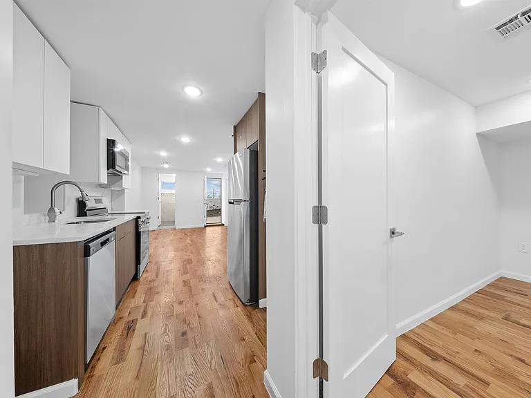 1111 53rd St #BASEMENT — Photo 8
