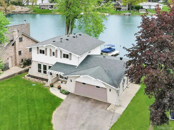 3732 Loch Dr, Highland, MI 48357