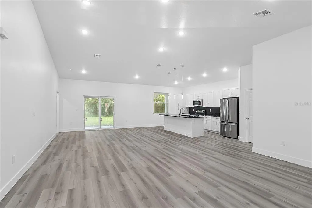 4 bed, 2.5 bath, 1978 sqft, $2,700 — Photo 3