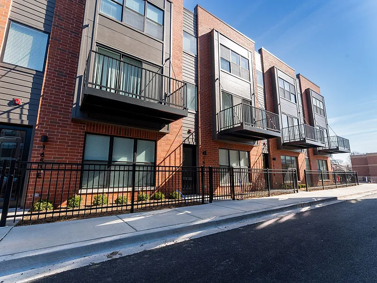 Galewood Residences — Photo 25