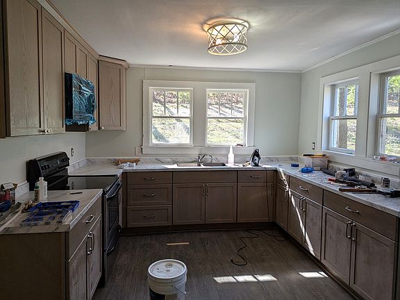 3rd image of 8922 Three Points Rd