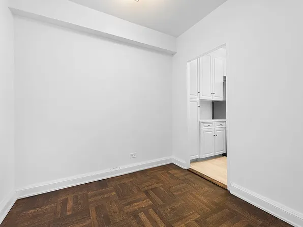 300 East 57th Street image 4 of 12