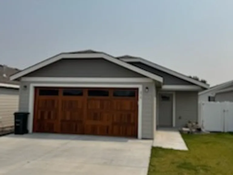 670 Tinley St — Photo 1