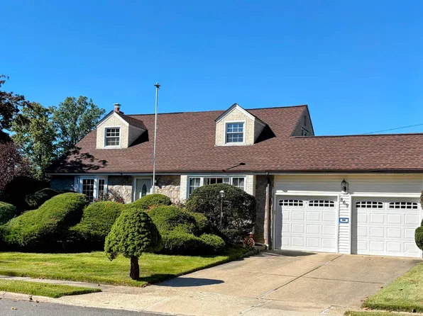 869 Leonard Dr, Westbury, NY 11590