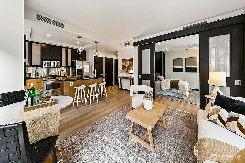 3rd image of 2716 Elliott Avenue #605