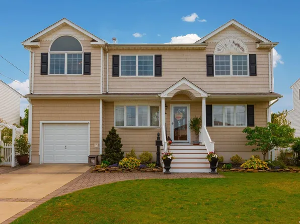 37 Spruce Place, Lindenhurst, NY 11757