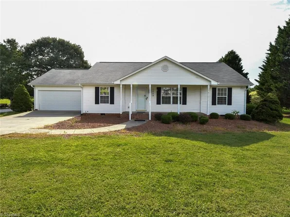 1009 Riverpointe Dr, East Bend, NC 27018