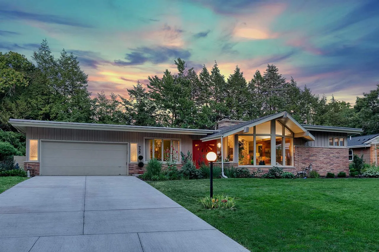 729 Dearholt Road photo 1