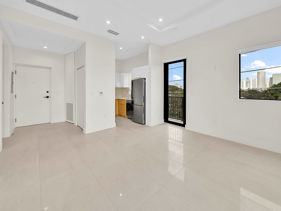 1st image of 530 SW 11th Ave #203