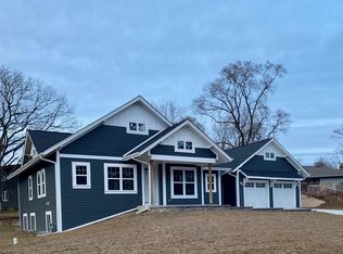 8610 Lakeshore Dr, Pleasant Pr, WI 53158