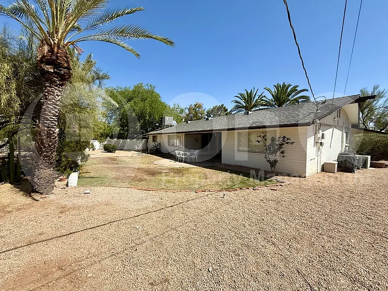 2238 E Montebello Ave — Photo 2