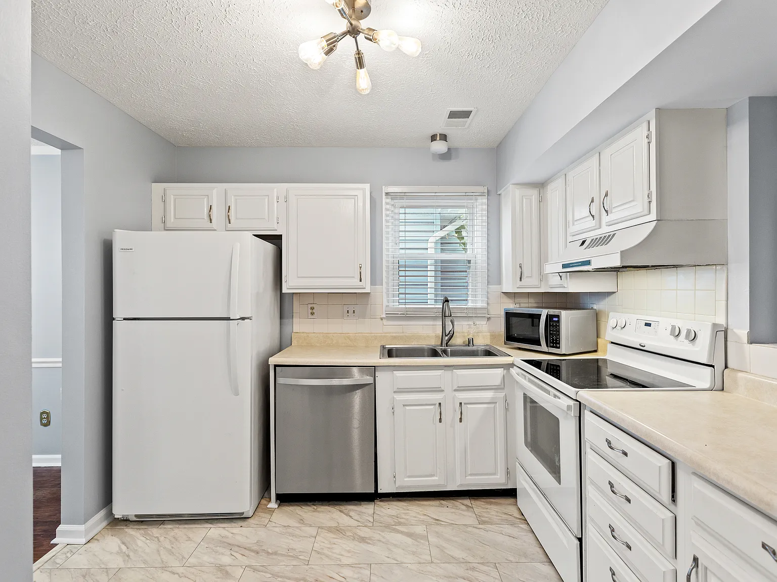 3 bed, 1760 sqft, $1,950 — Photo 3