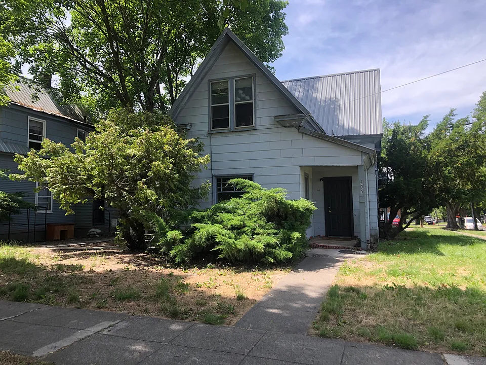405 NE Campus St #4